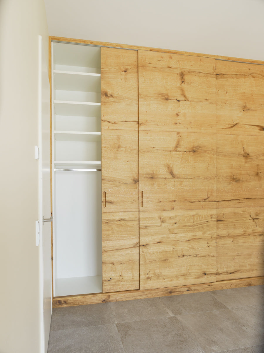 Kleiderschrank in Eiche mit weißem Innenkorpus