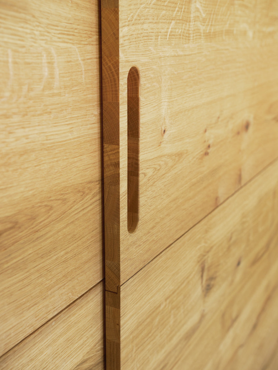 Kleiderschrank in rustikaler Eiche