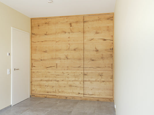 Kleiderschrank in rustikaler Eiche