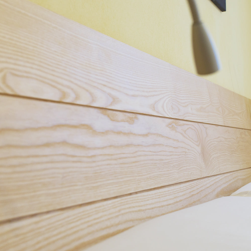 Doppelbett mit massivem Betthaupt aus Esche