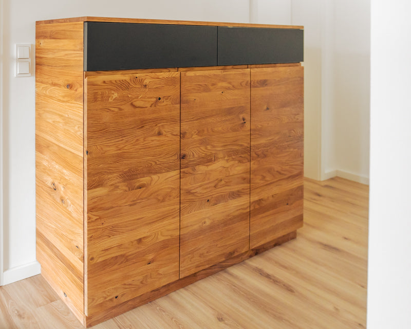 Flurschrank in rustikaler Eiche
