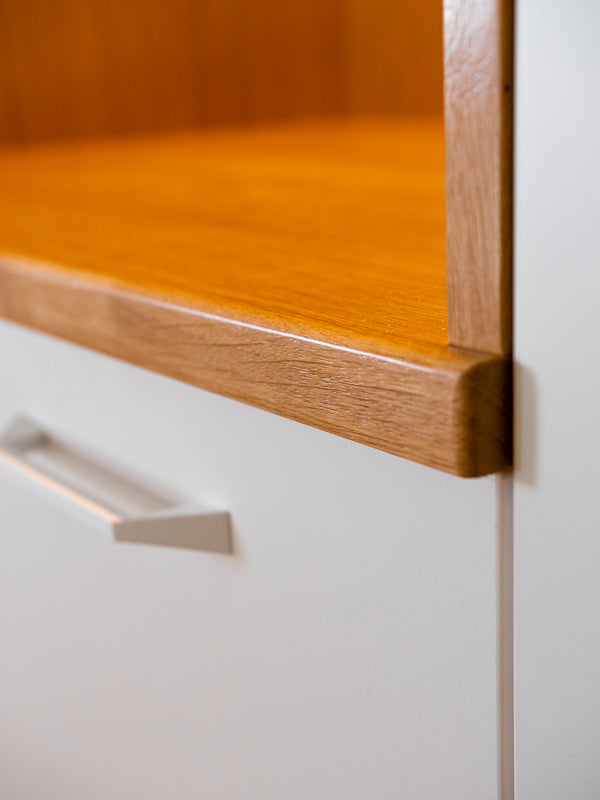 Weißer Einbauschrank mit Sitznische in Eiche