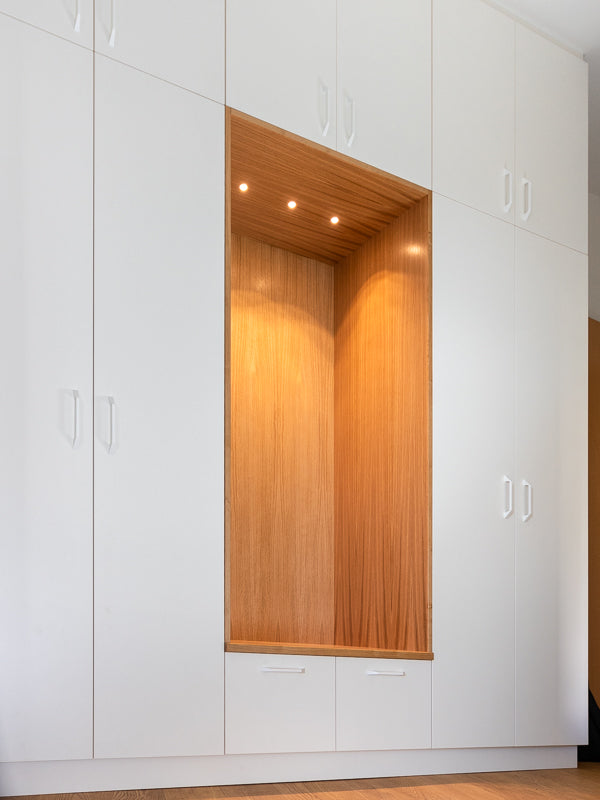 Weißer Einbauschrank mit Sitznische in Eiche