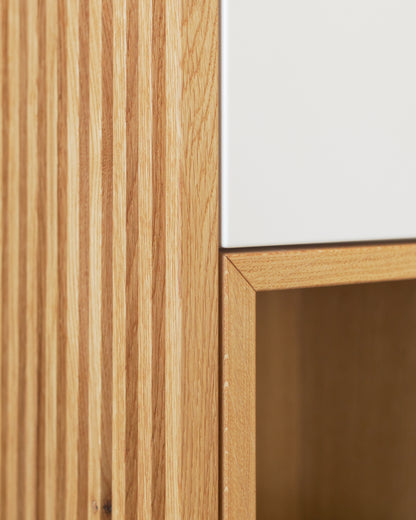 Highboard in Eiche weiß:Lamellen mehr als Optik:Die Lamellenoptik entsteht durch das Einsägen von Nuten in massive Eichenbretter, wodurch Ihr Möbelstück stabil bleibt.