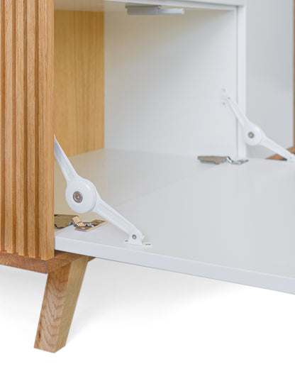 Highboard in Eiche weiß:Passende Scharniere:Wir setzen ausschließlich hochwertige Scharniere in Ihr Highboard ein. Die horizontalen Klappen werden zusätzlich gestützt.