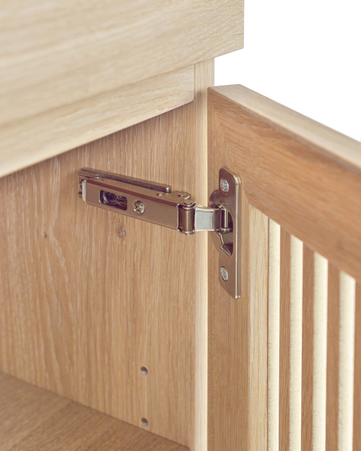 Barschrank Highboard Eiche:Edelstahlscharniere & Dämpfung:Unsere Massivholzmöbel sind mit hochwertigen Edelstahlscharnieren von namhaften Marken ausgestattet. Diese Scharniere garantieren eine präzise und zuverlässige Funktion der Türen. Zusätzlich sorgt die integrierte Dämpfungsfunktion für ein sanftes und leises Schließen, was den Komfort und die Langlebigkeit des Möbelstücks erhöht.