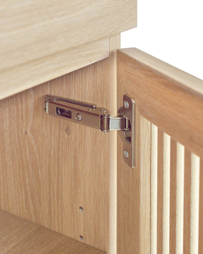 Barschrank Highboard Eiche:Edelstahlscharniere & Dämpfung:Unsere Massivholzmöbel sind mit hochwertigen Edelstahlscharnieren von namhaften Marken ausgestattet. Diese Scharniere garantieren eine präzise und zuverlässige Funktion der Türen. Zusätzlich sorgt die integrierte Dämpfungsfunktion für ein sanftes und leises Schließen, was den Komfort und die Langlebigkeit des Möbelstücks erhöht.