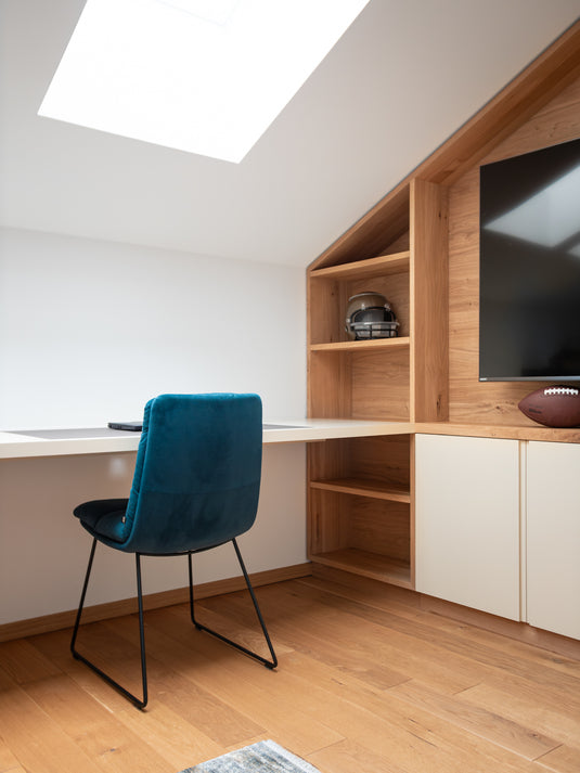 Arbeitszimmer mit Schreibtisch & Linoleum-Einlage