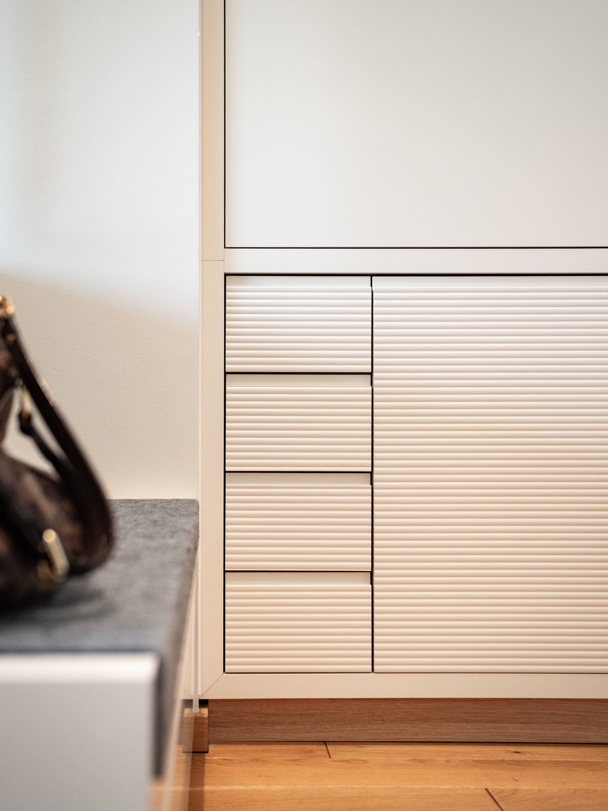 Schuhschrank mit profilierten Fronten