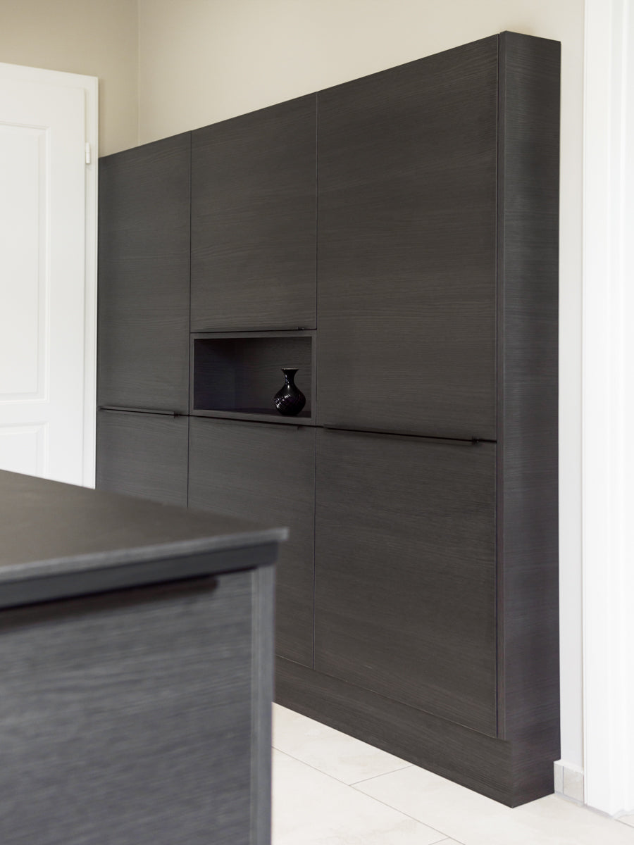 Küchenschrank in schwarzer Echtholzoptik