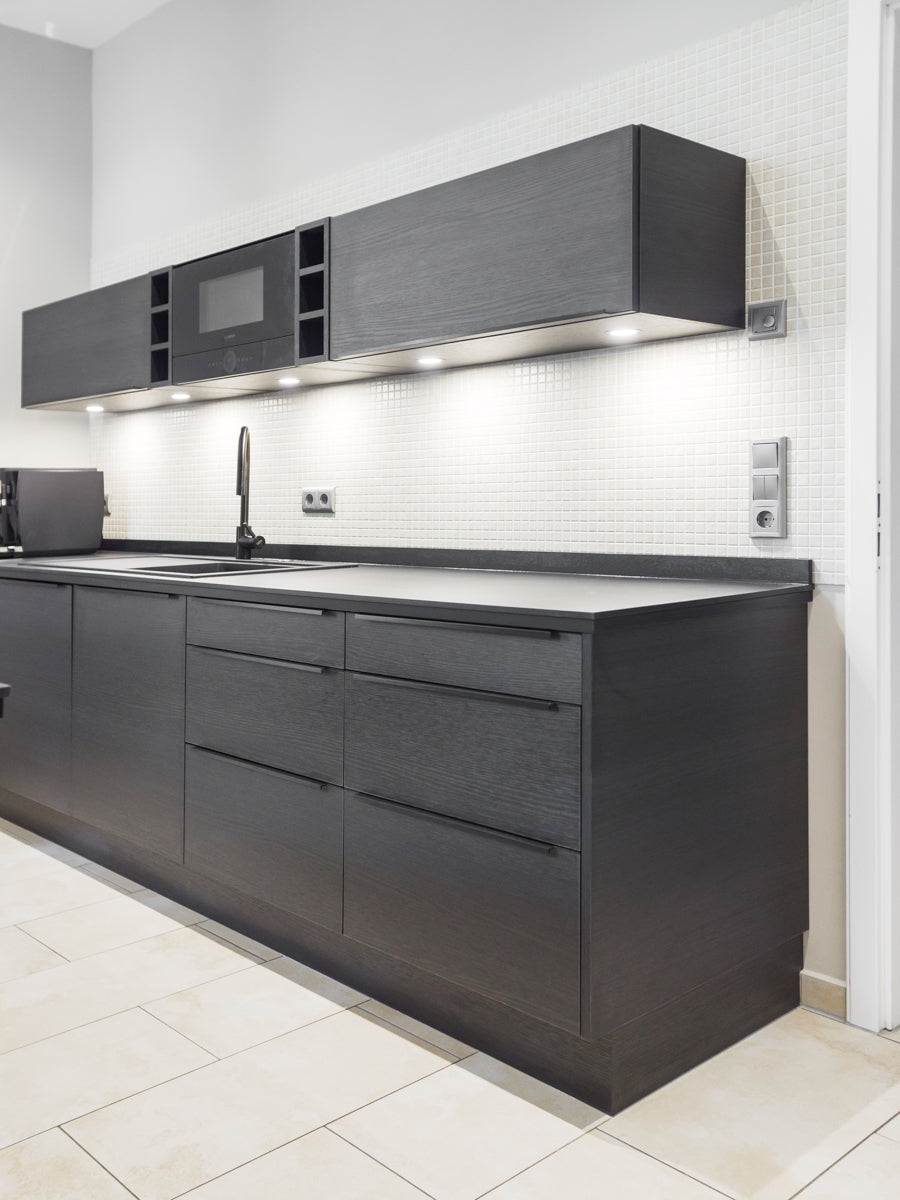 Küche in schwarzer Echtholzoptik