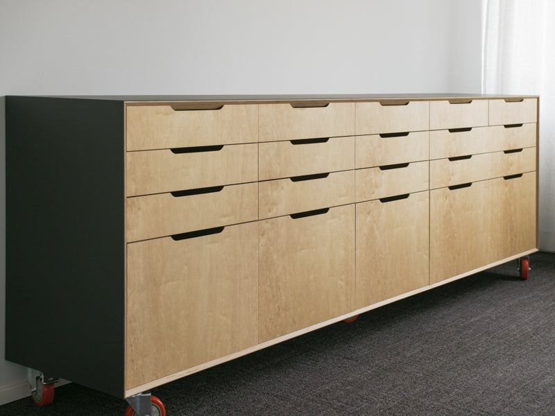 Sideboard mit Birke und Möbellinoleum