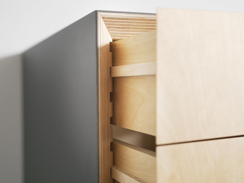 Birke-Multiplex und klassisch geführte Schubkästen