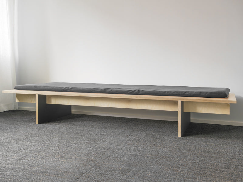 Daybed mit Birke-Multiplex und Möbellinoleum