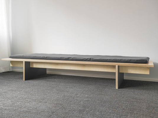 Daybed mit Birke-Multiplex und Möbellinoleum