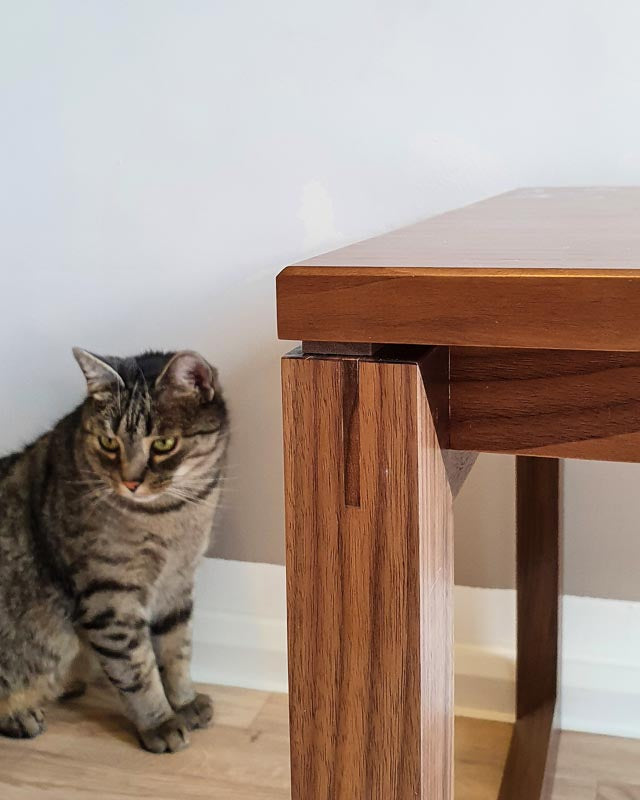 Couchtisch in Nussbaum & Epoxidharz