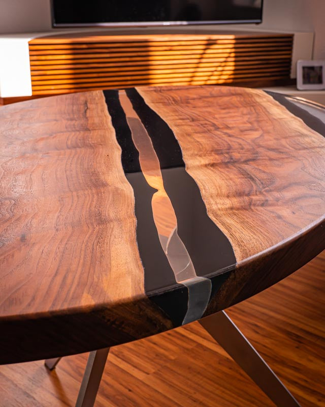 Couchtisch aus Nussbaum & Epoxidharz
