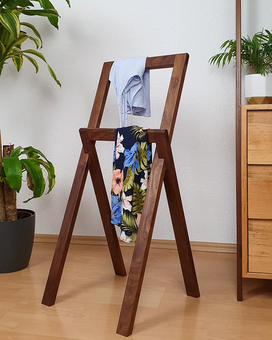 Stummer Diener Nussbaum