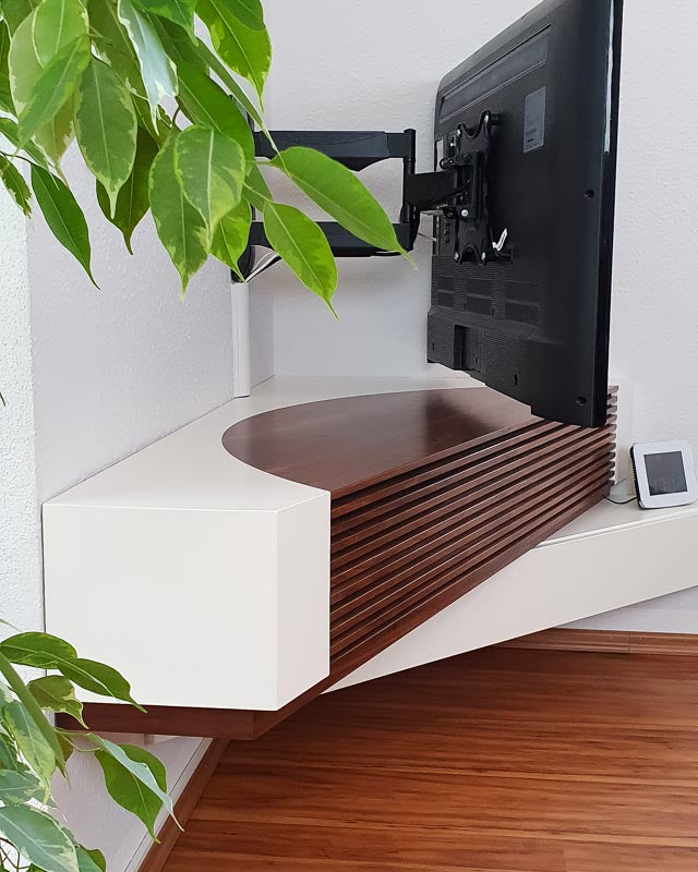 TV Lowboard weiß lackiert & Nussbaum