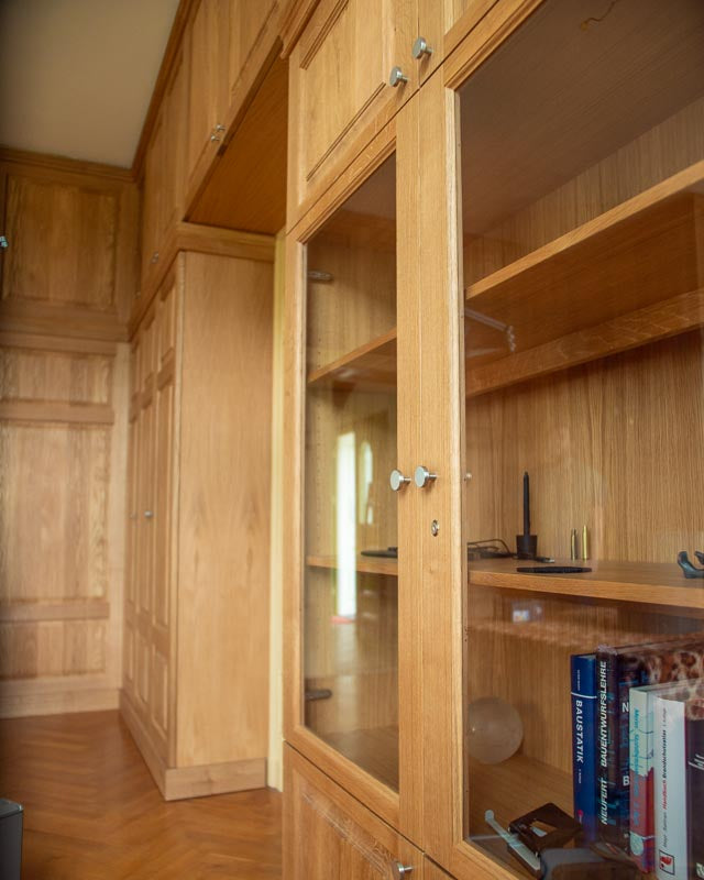 Einbauschrank in massiver Eiche