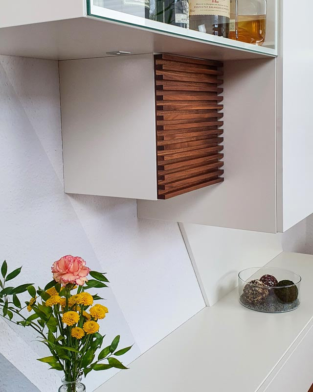 Wohnzimmerschränke weiß lackiert & mit Nussbaum