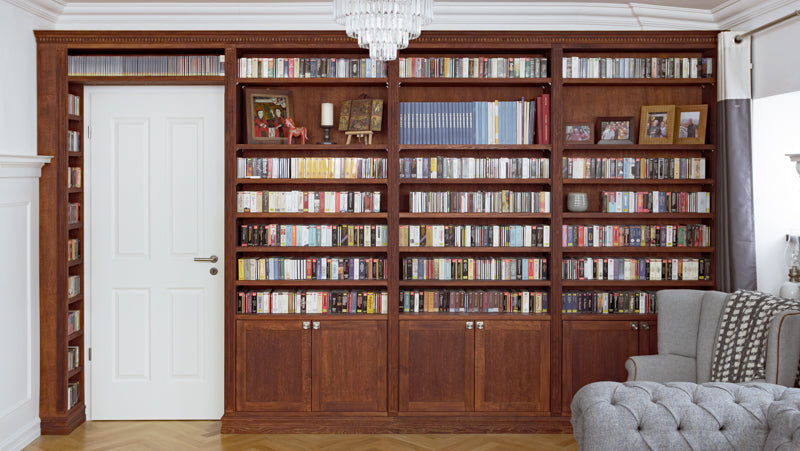 Maßgefertigtes Bücherregal in massiver Eiche
