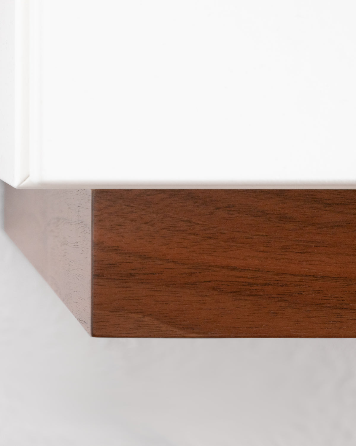 Weißes Lowboard mit Nussbaum:Stilvoller Akzent:Mit der hochwertigen Nussbaumholz-Zierleiste verleihen Sie Ihrem Wohnzimmer eine elegante Note. Die natürliche Maserung des Holzes bringt Gemütlichkeit in Ihr Zuhause und verleiht dem Lowboard einen besonderen Charme.