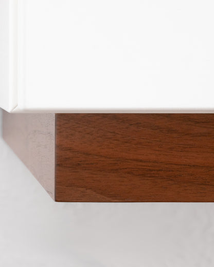 Weißes Lowboard mit Nussbaum:Stilvoller Akzent:Mit der hochwertigen Nussbaumholz-Zierleiste verleihen Sie Ihrem Wohnzimmer eine elegante Note. Die natürliche Maserung des Holzes bringt Gemütlichkeit in Ihr Zuhause und verleiht dem Lowboard einen besonderen Charme.