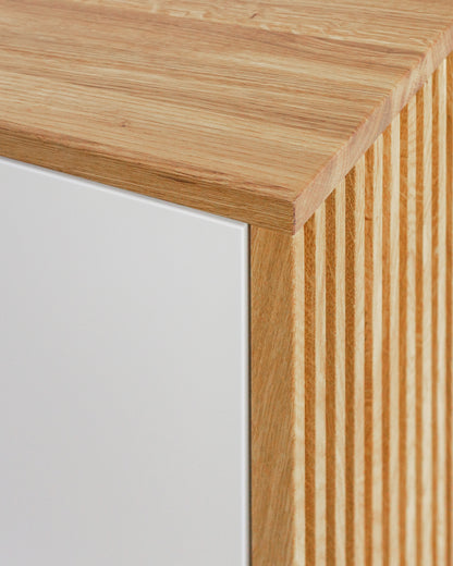 Sideboard XL in Eiche weiß:Lamellen mehr als Optik:Die Lamellenoptik entsteht durch das Einsägen von Nuten in massive Eichebretter, wodurch Ihr Möbelstück stabil bleibt.