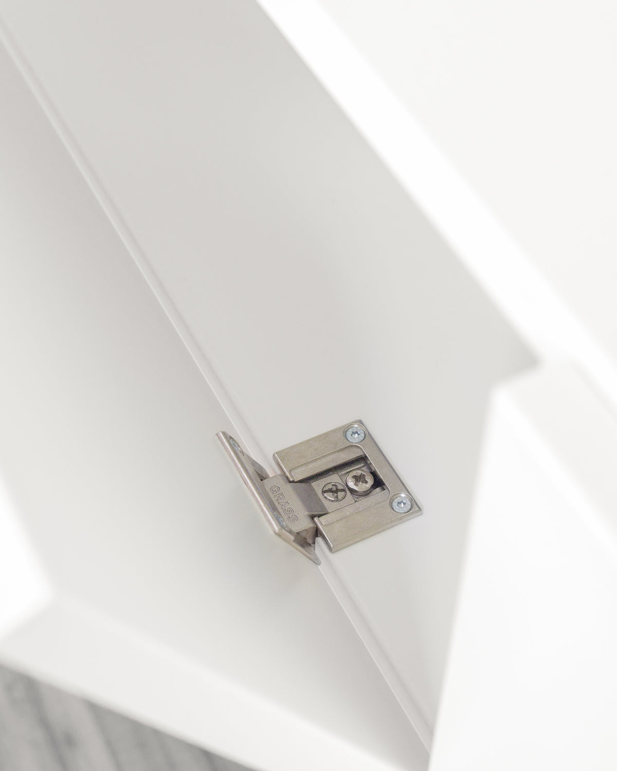 TV Lowboard mit Nussbaum weiß:optimale Raumnutzung:Unsere hochwertigen und platzsparenden Scharniere sorgen dafür, dass die Fronten unseres Lowboards sicher gehalten werden, ohne dabei wertvollen Platz Ihres Stauraums einzunehmen. So können Sie das volle Potenzial Ihres Möbelstückes ausschöpfen.